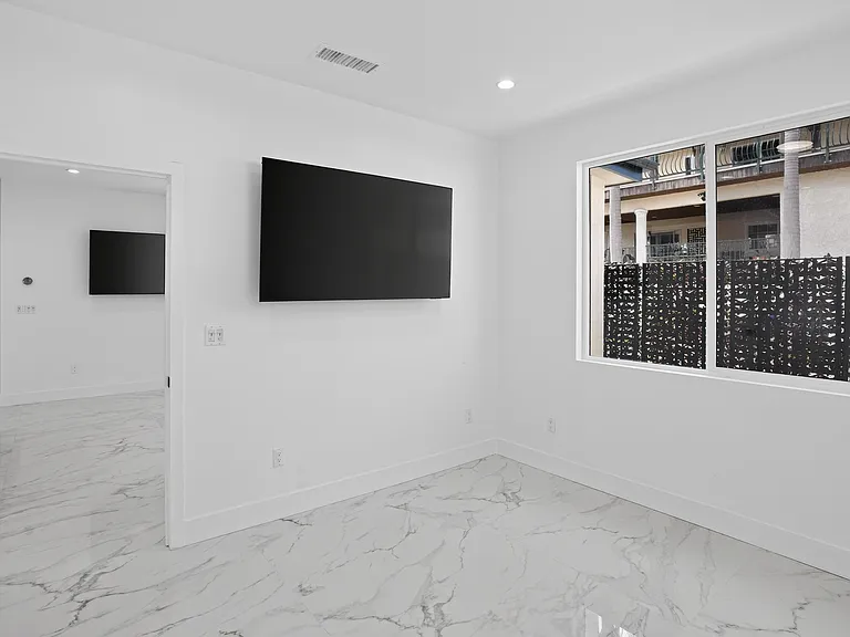 2219 Belmont Ln — Photo 3