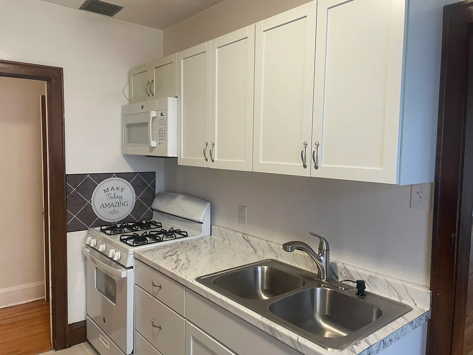3 bed, 1200 sqft, $2,000 — Photo 4