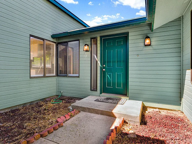 2436 Hillcrest Way — Photo 4