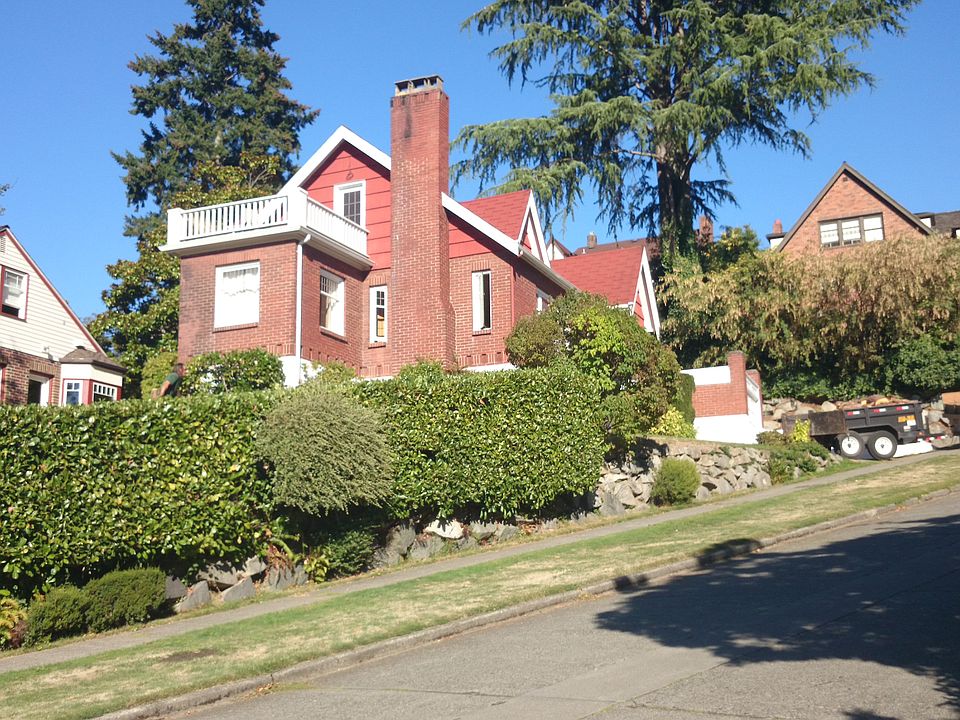2nd image of 4206 NE 38th St