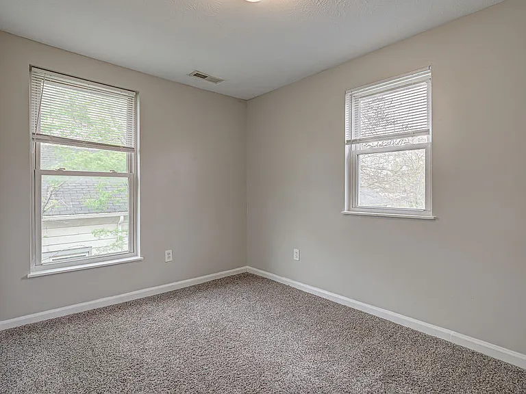1915 Woodlawn Ave — Photo 18