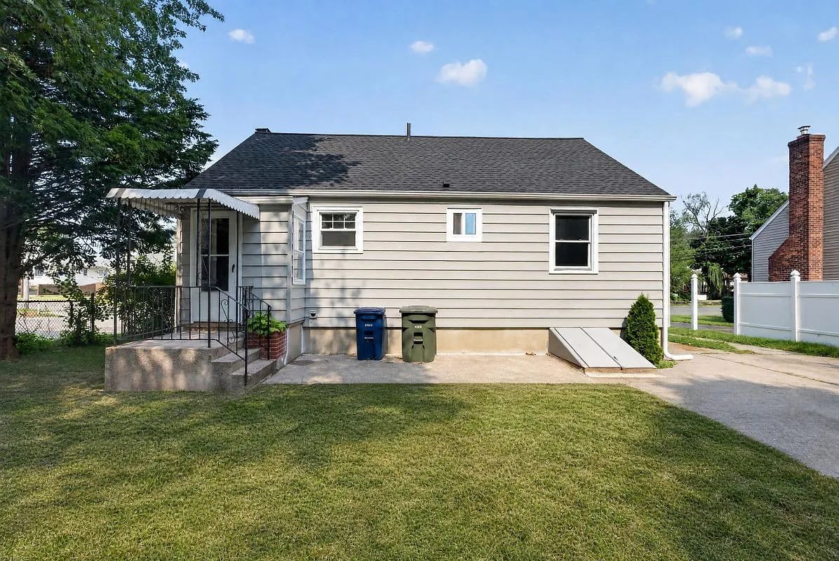 4 bed, 1.0 bath, 1358 sqft, $3,600 — Photo 4