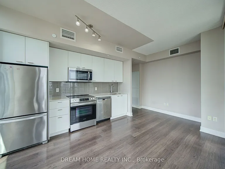 30 Roehampton Ave #2902 — Photo 18