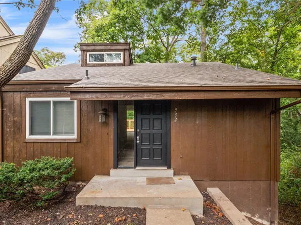 932 Barcroft Woods Ct, Ballwin, MO 63021