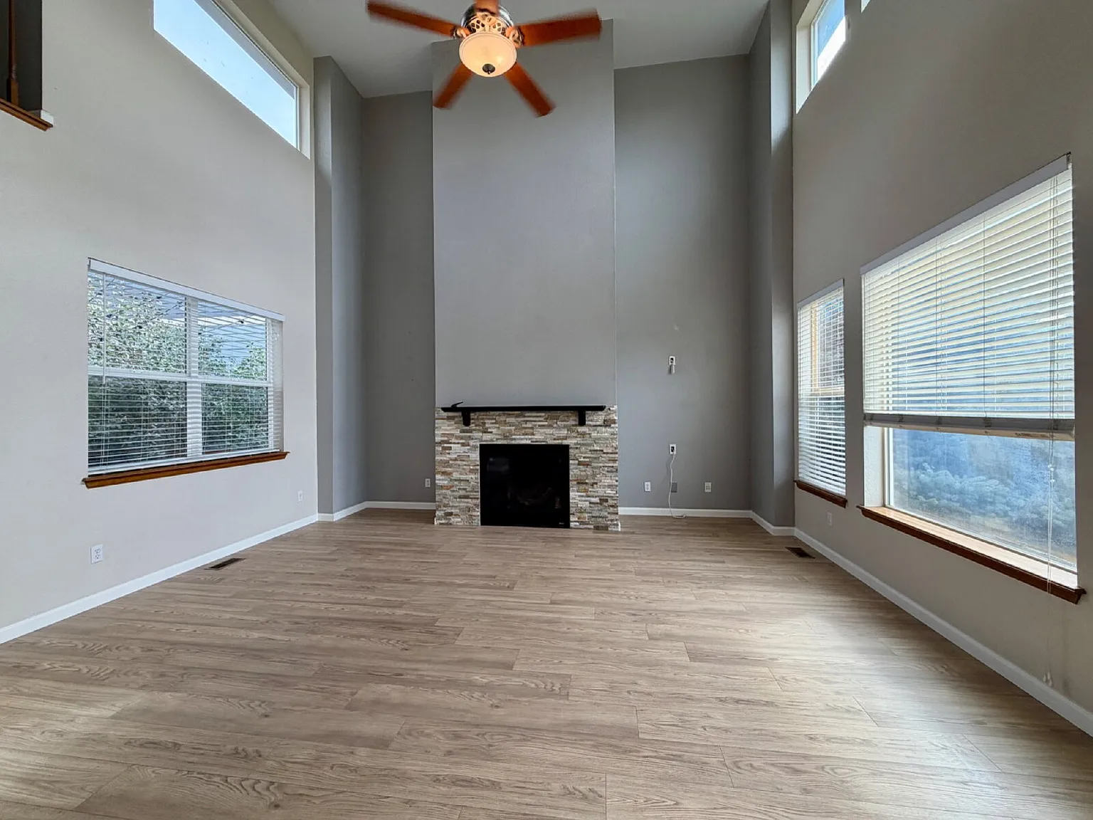 4 bed, 3.5 bath, 4080 sqft, $3,595 — Photo 2
