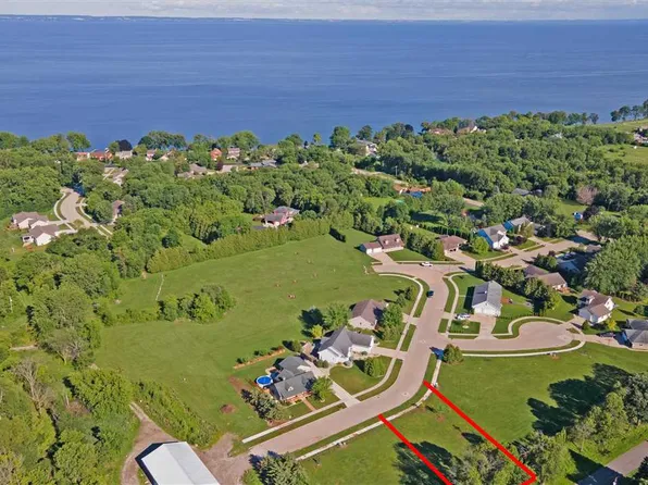 4615 Shambeau Dr #10, Oshkosh, WI 54901