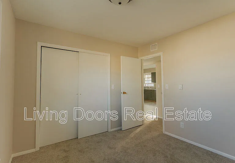 402 W Eldora Ave #D — Photo 12