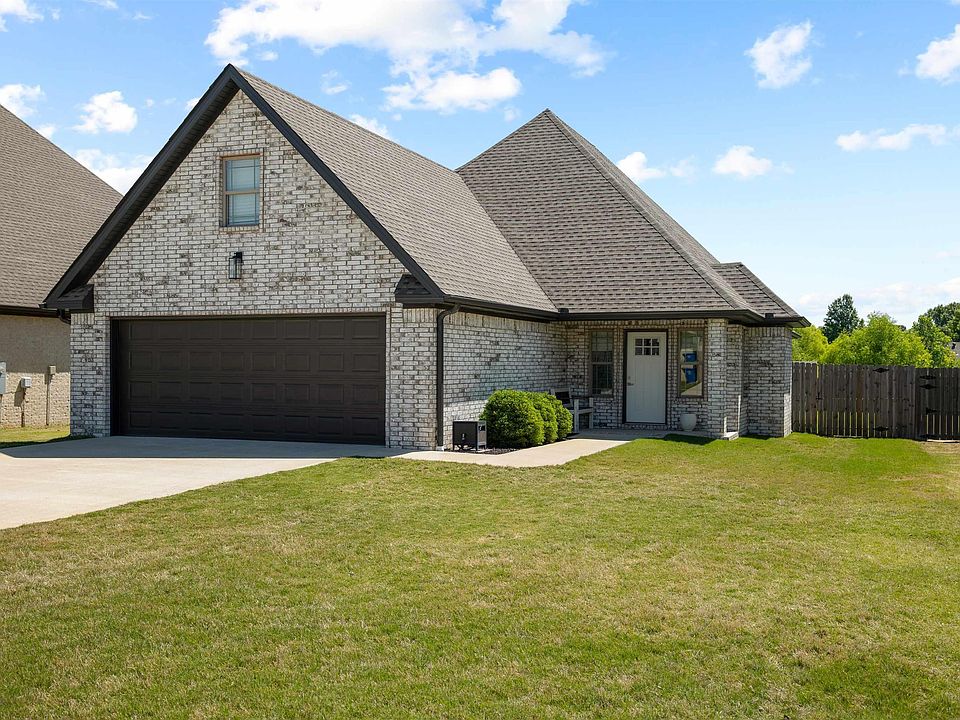 1st image of 924 Sandra Ln