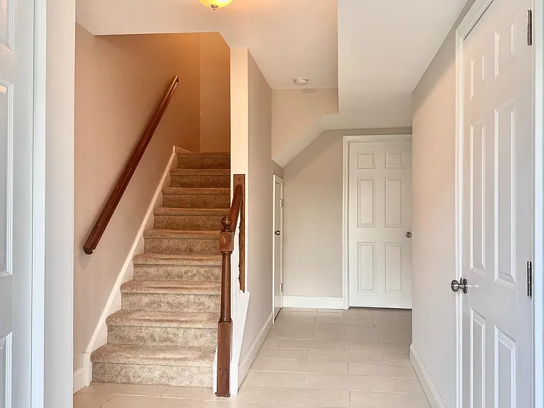 354 N Barrington Ct — Photo 2