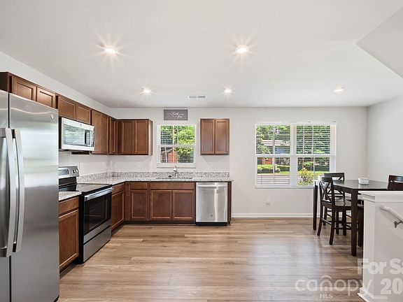 5th image of 2051 Langer St