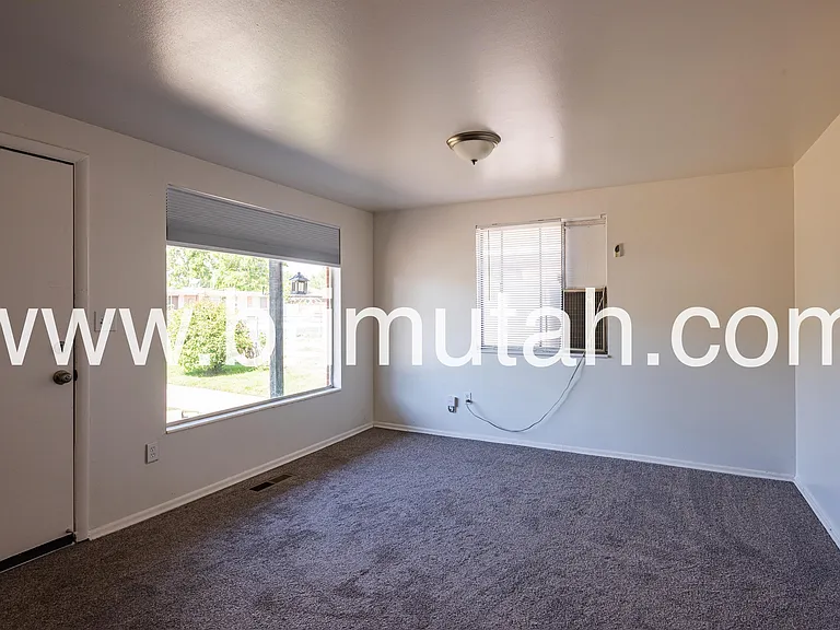 410 E Welby Ave — Photo 2
