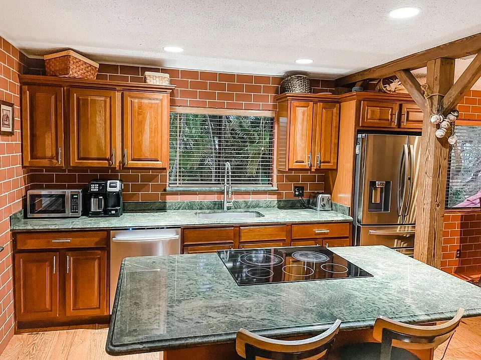 25 Lexington Ln W #E