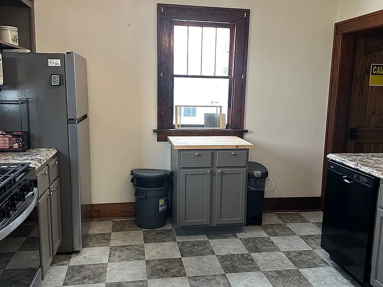 320 W Kemp St — Photo 3