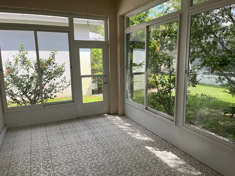 628 NW Venetto Ct — Photo 17