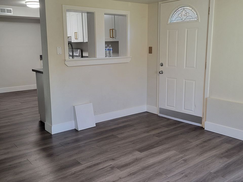 Bottom floor : Entrance/living room