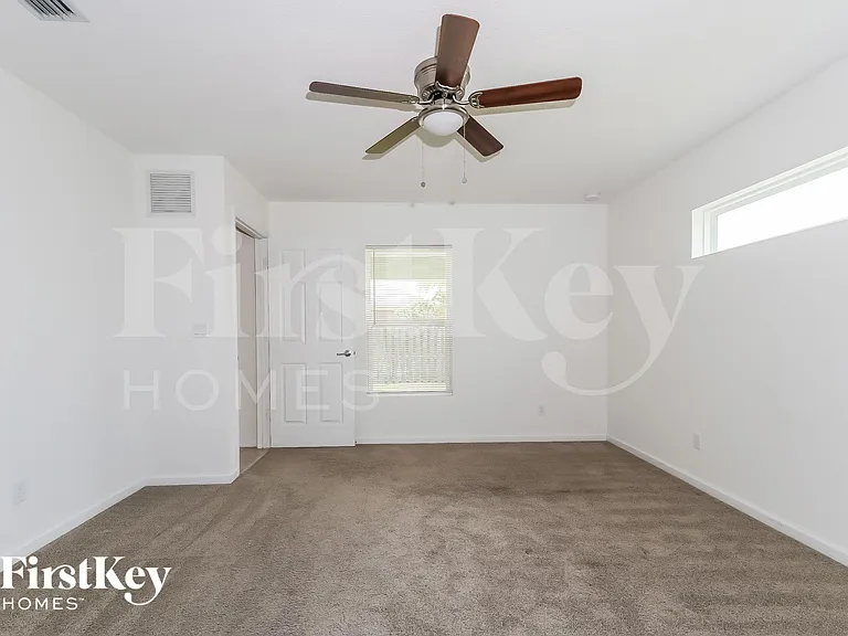 1682 SW Crawford Ave — Photo 7