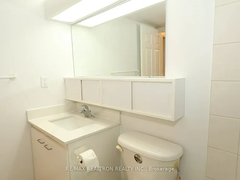 89 McCaul St #919 — Photo 24
