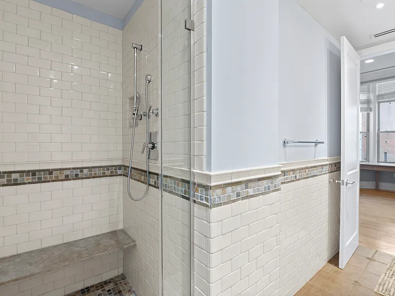 421 Chestnut St #404 — Photo 22