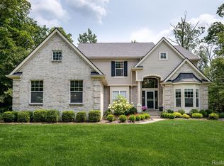 5566 Plantation Dr, Commerce Township, MI