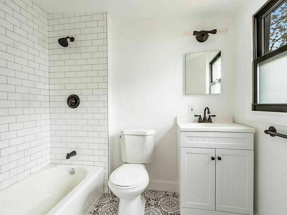 2nd image of 524 Lorimer St #3