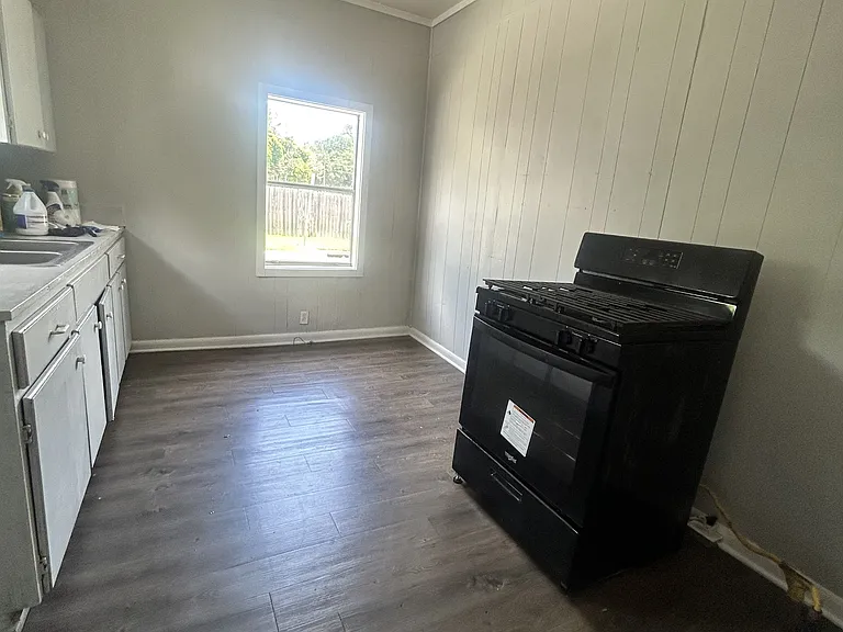 417 Moss St — Photo 3