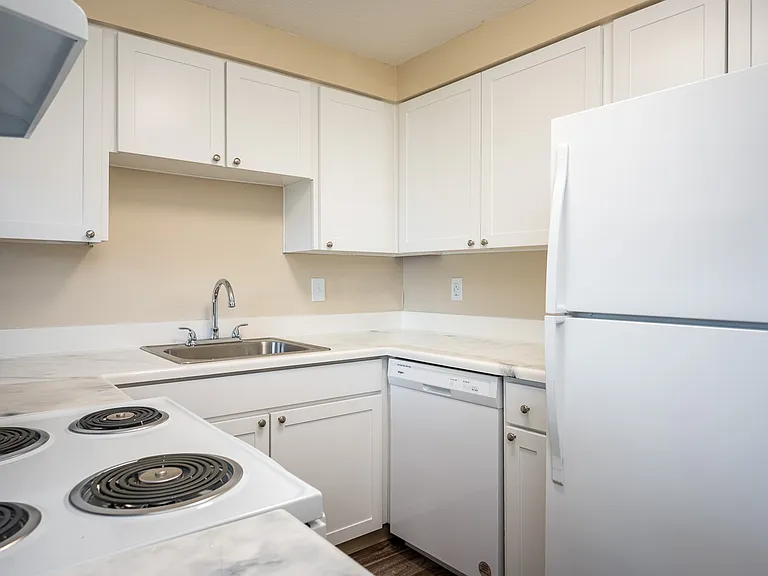 Amber Court Apartments — Photo 20
