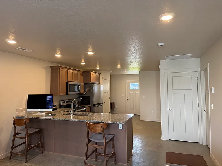 630 Tinley St — Photo 6