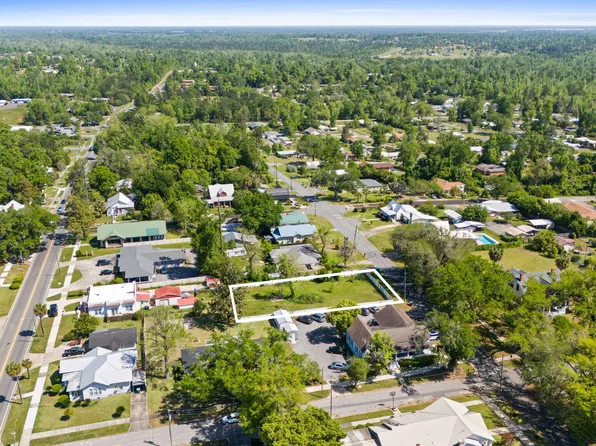 Madison St, Marianna, FL 32446