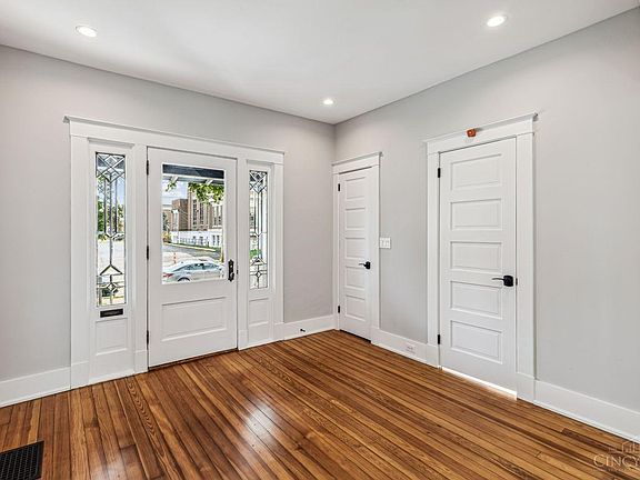 3rd image of 2050 Weyer Ave