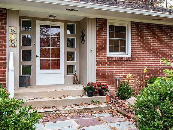 5th image of 618 Stewart Dr