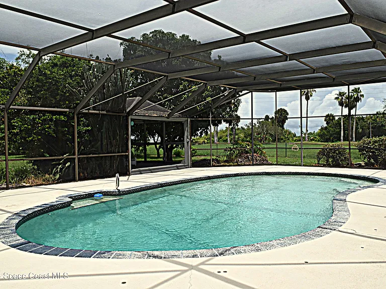 285 Utopia Cir — Photo 1