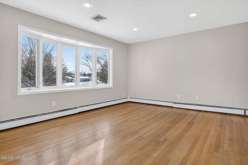 5th image of 21 Langmore Lane