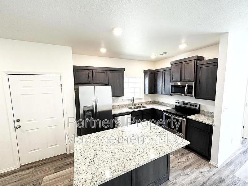 3 bed, 3.5 bath, 2000 sqft, $1,750 — Photo 2