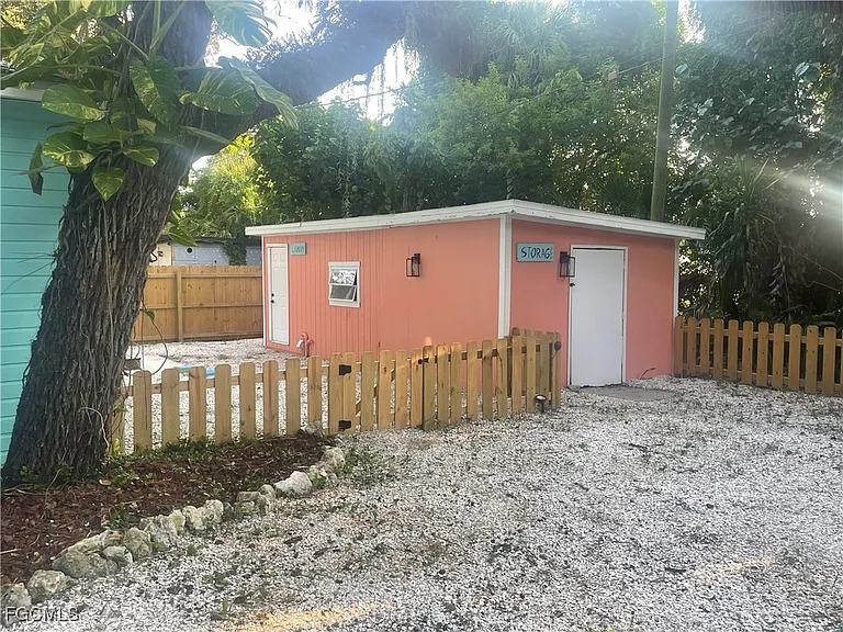 784 Oak St — Photo 22