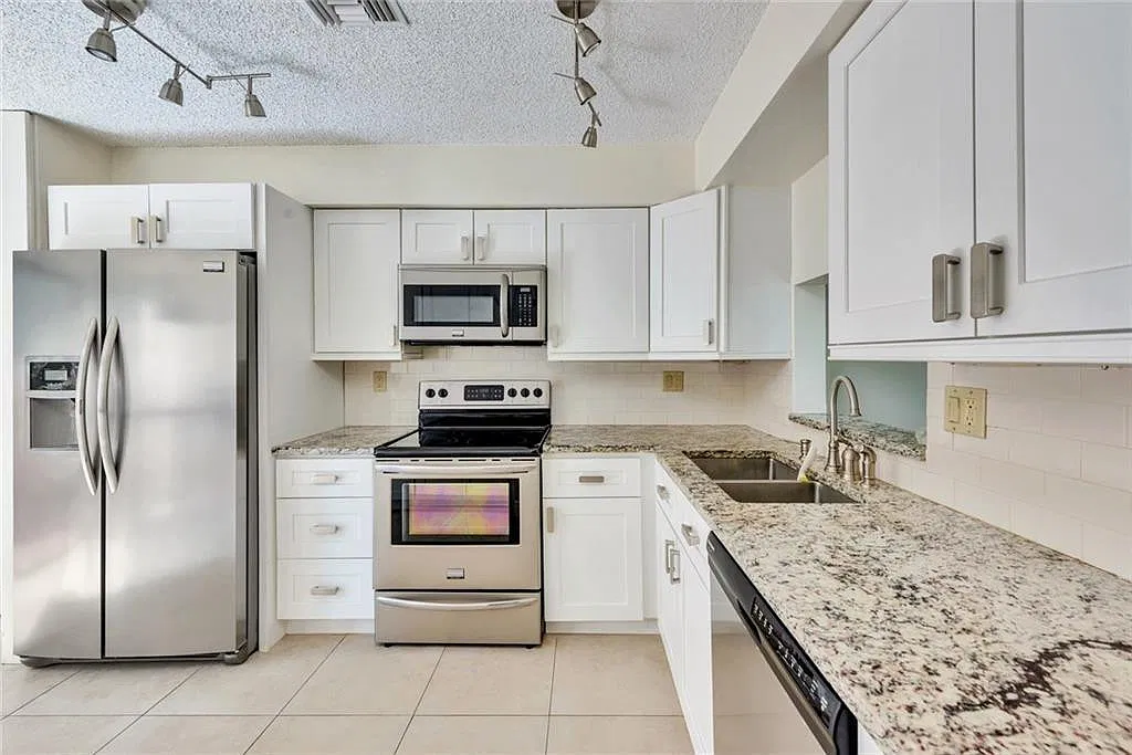 3 bed, 2.5 bath, 1400 sqft, $2,900 — Photo 1