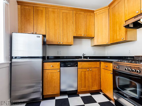 5th image of 1346 Sacramento St #18