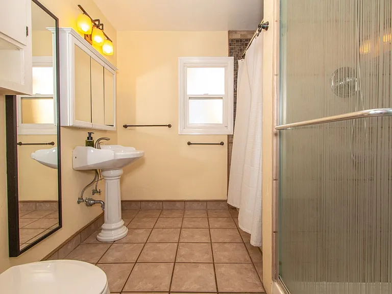 Well Maintained & Bright Detached 2 bed / 1 bath Home In Quiet Neighborhood of North Park - Peak ... — Photo 11