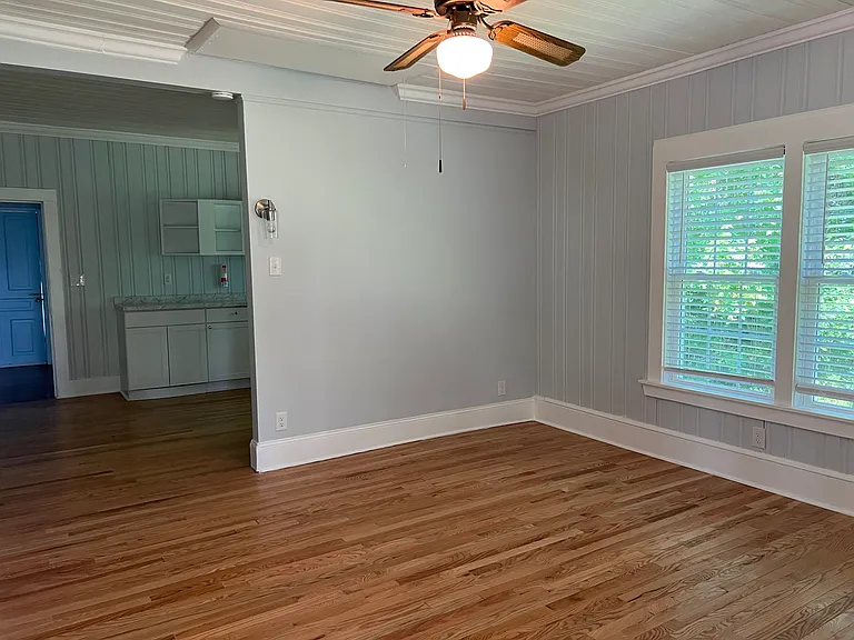 1112 Wilson Ln — Photo 4