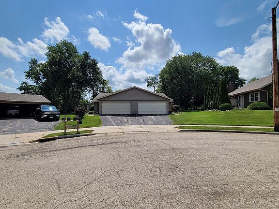 3rd image of 105 Tamarack Cir