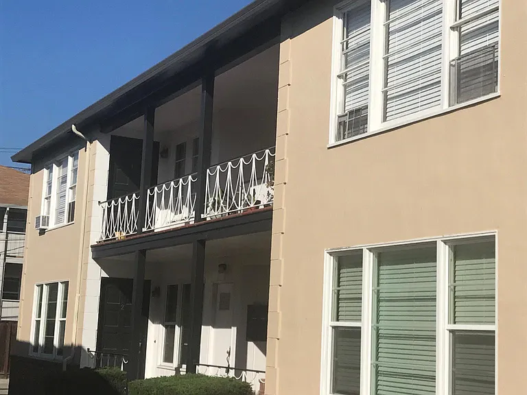 1110 Laguna Ave — Photo 3