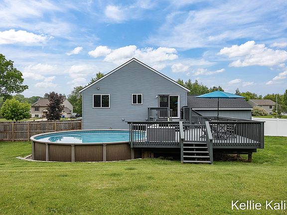 4th image of 736 Harmony Place Dr NE