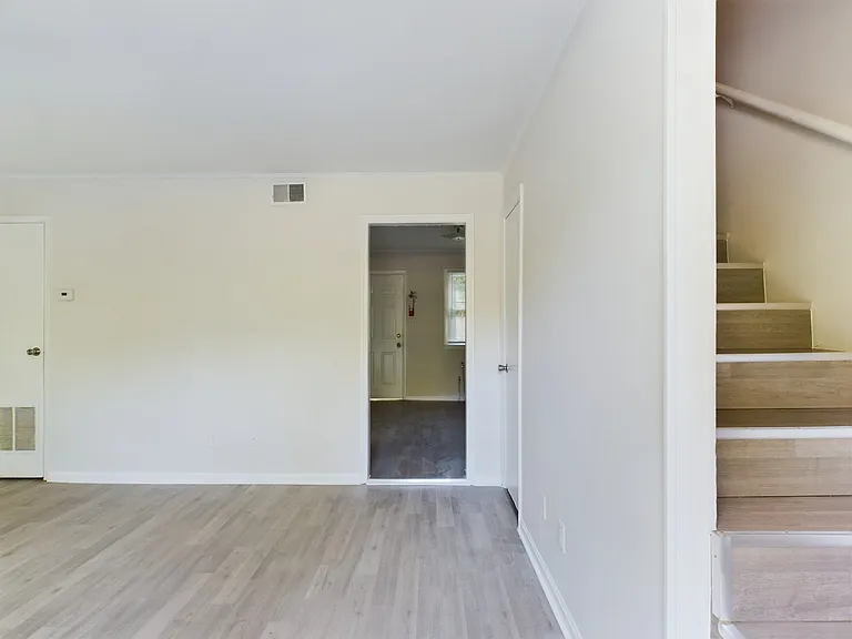 614 Eastview Ct #D — Photo 3
