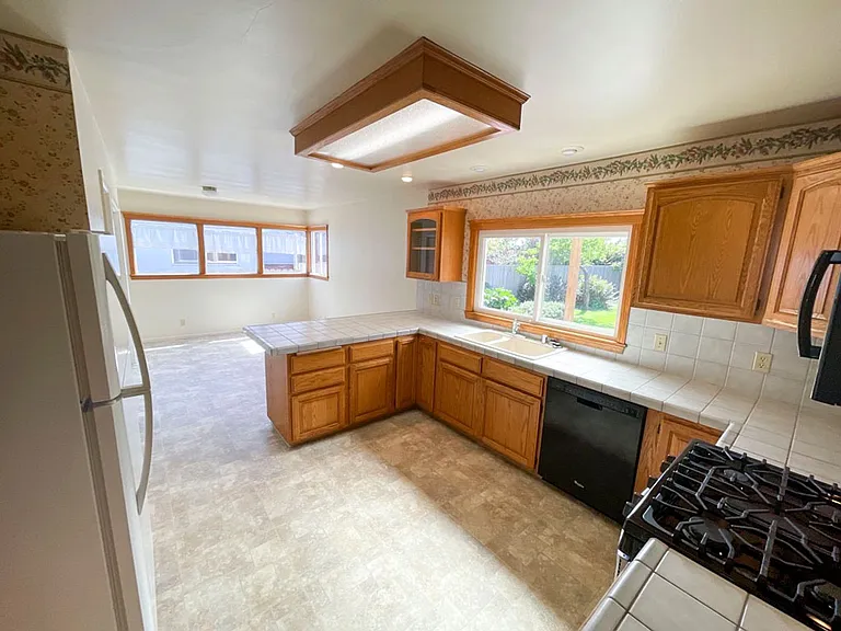 2245 Baldwin St — Photo 4