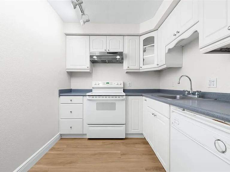 4606 W Gray St #107 — Photo 8