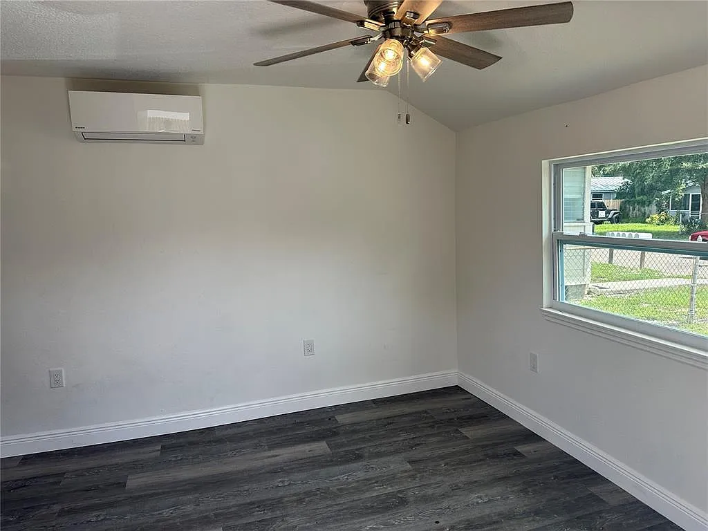 1 bed, 1.0 bath, 300 sqft, $1,650 — Photo 2