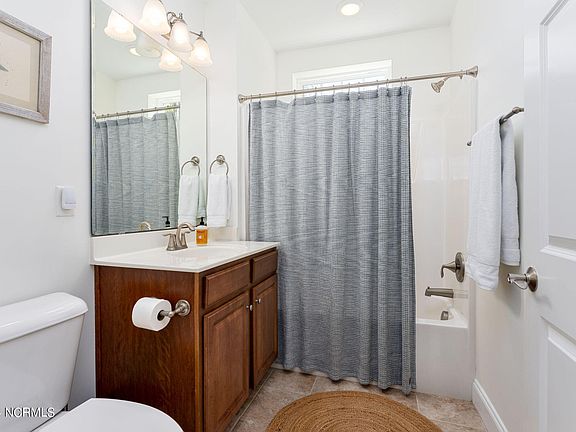5th image of 215 Valencia Court #101