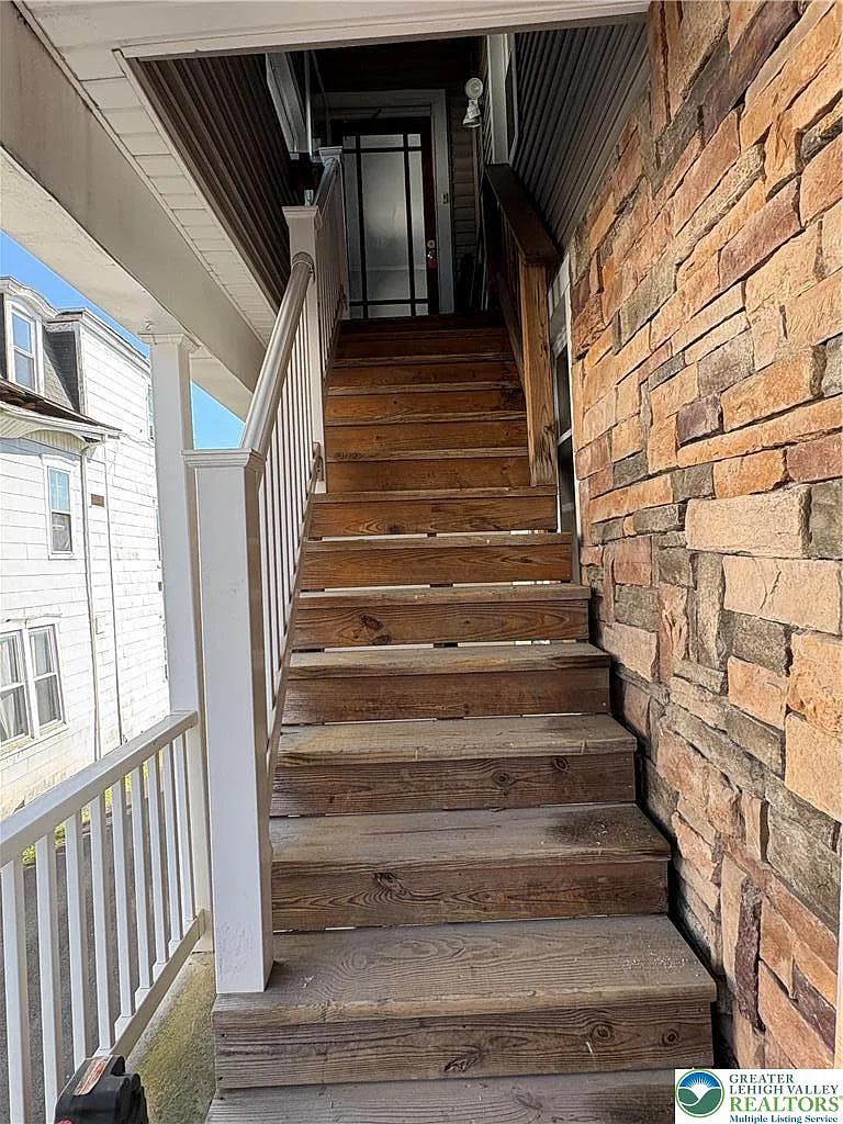 3 bed, 1.0 bath, 918 sqft, $1,800 — Photo 3