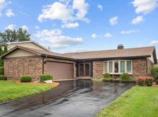 911 W Willow Ln, Mount Prospect, IL 60056