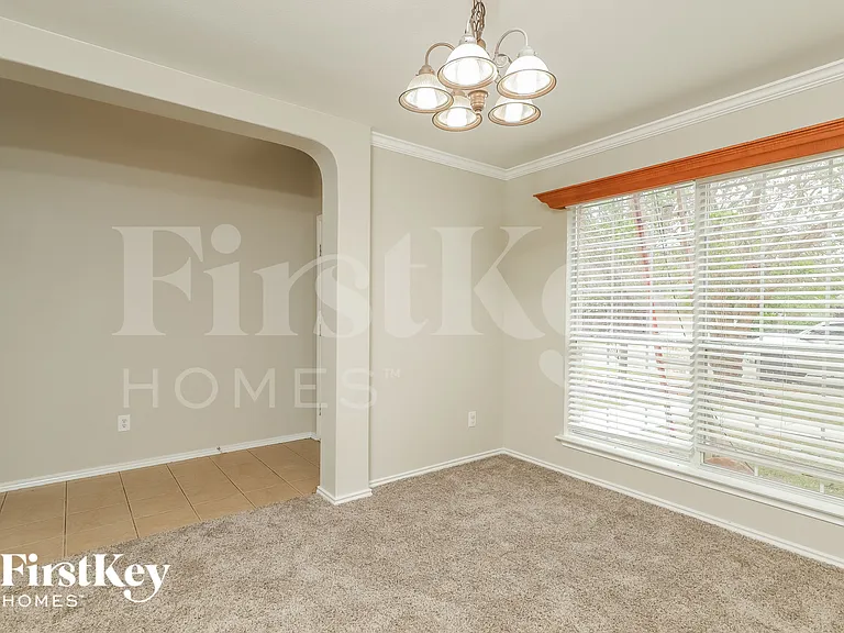 315 Donalan Dr — Photo 4