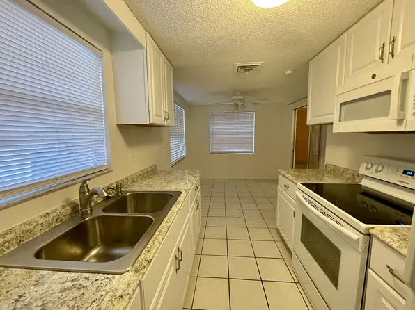 623 Shore Rd, Nokomis, FL